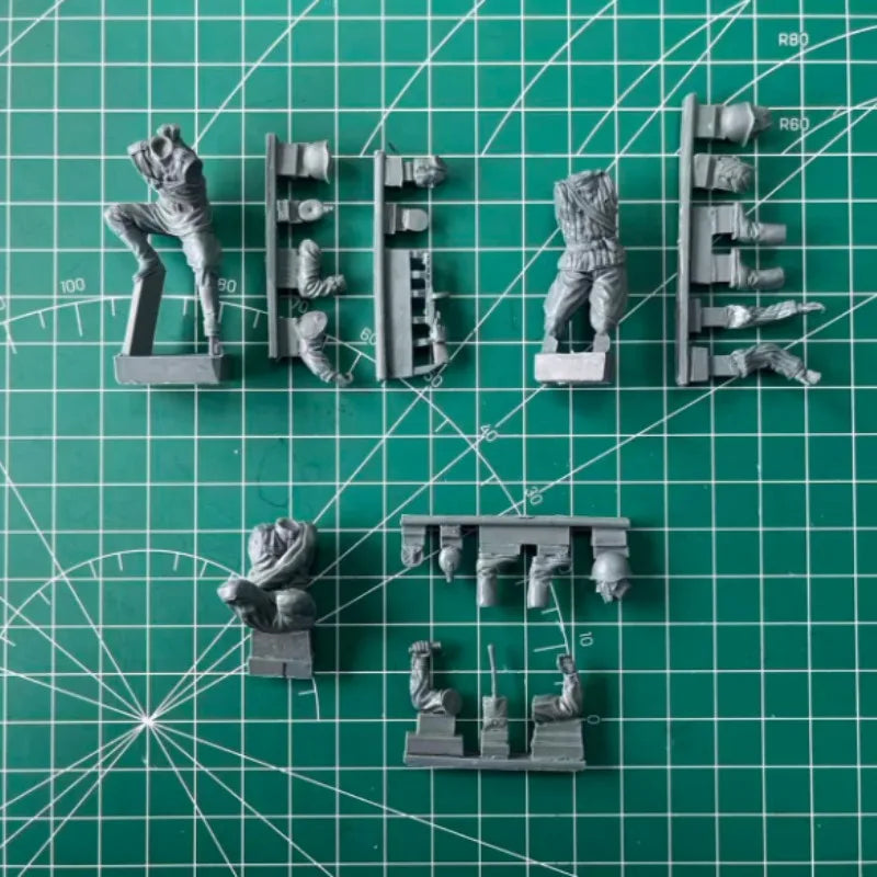 1/35 WWII Soviet Tank Crew Dismounted, 3 Figures, Resin Model Figure Kit, Unassembled and Unpainted