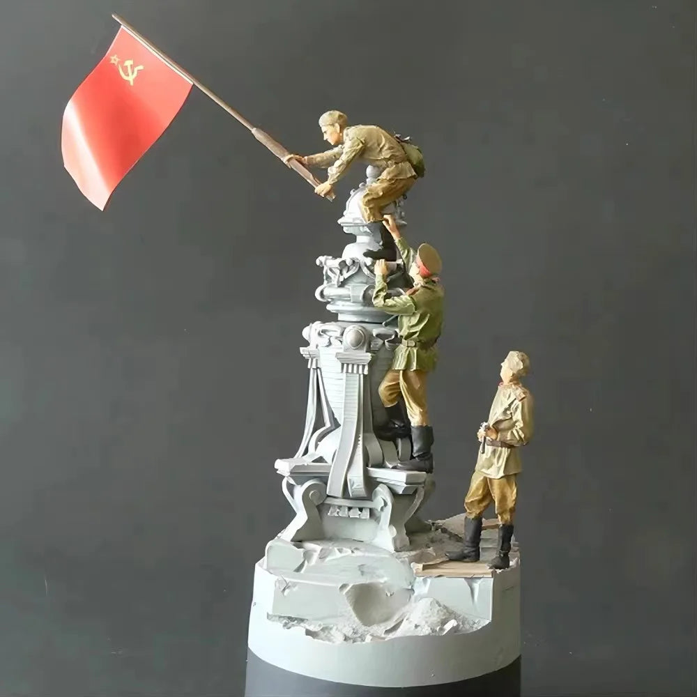 1/35 WWII Soviet Victory Monument, 3 Figures, Resin Model Diorama Kit, Unassembled and Unpainted