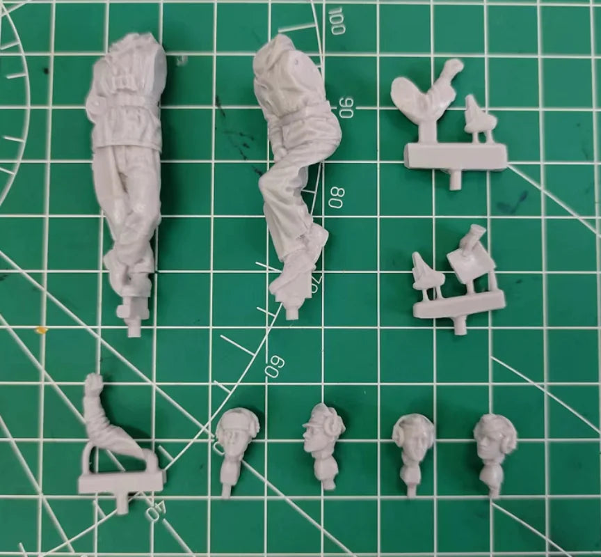1/35 WWII German Tank Crew Consulting Map, 2 Figures, Resin Model Figure Kit, Unassembled and Unpainted