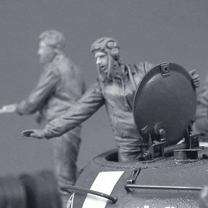 1/35 Cold War Soviet Tank Crew in Combat Positions, 2 Figures, Resin Model Figure Kit, Unassembled and Unpainted