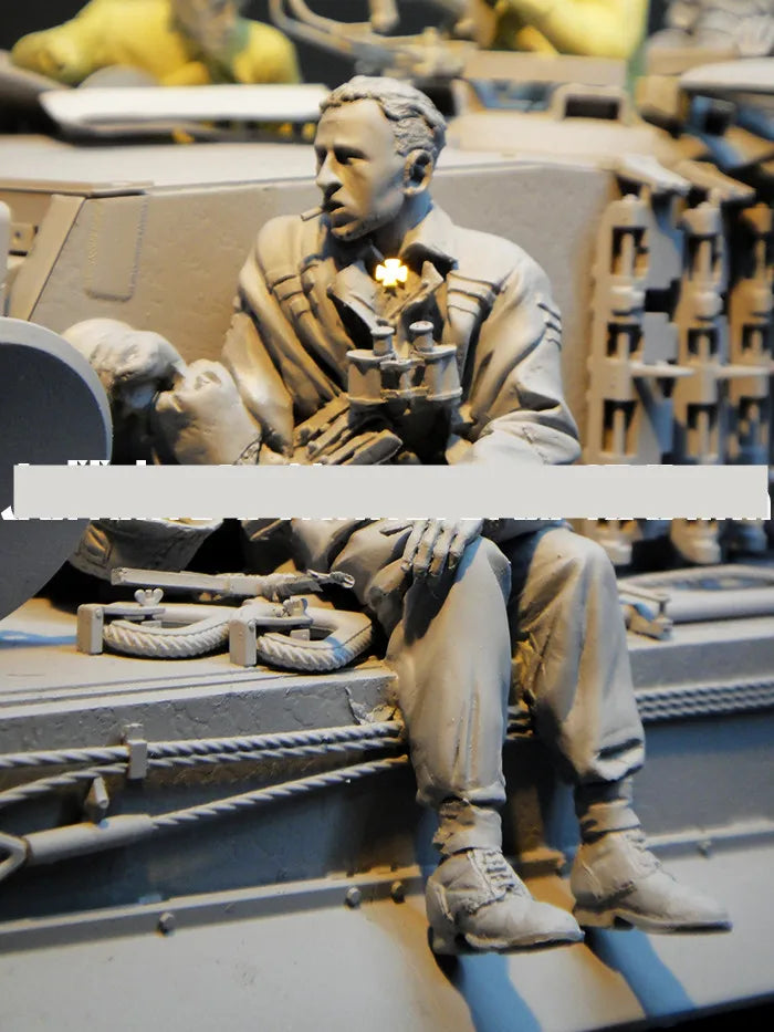 1/16 WWII German Officer Seated with Medals, Resin Model Figure Kit, Unassembled and Unpainted
