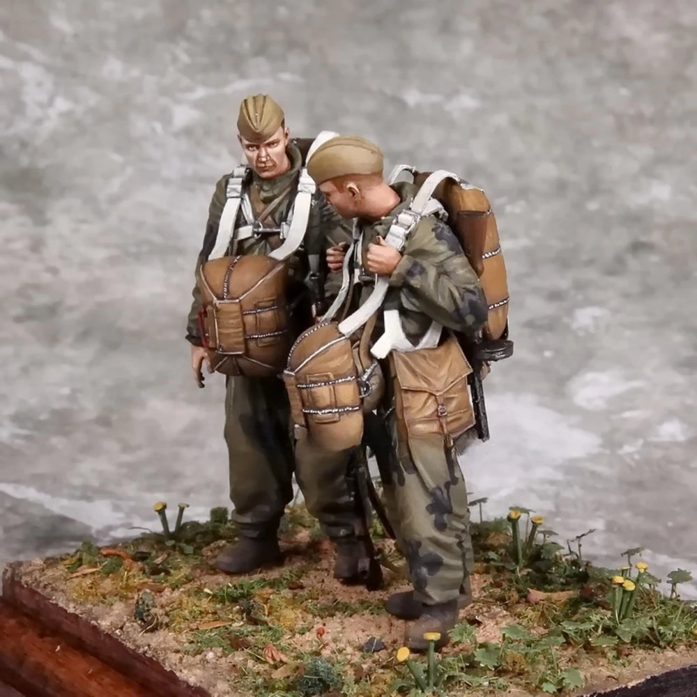 1/35 WWII Soviet Infantry in Combat Positions, 2 Figures, Resin Model Figure Kit, Unassembled and Unpainted