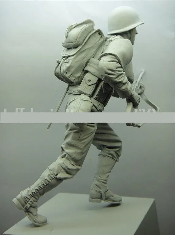 1/16 WWI British Infantryman Advancing with Fixed Bayonet, Resin Model Figure Kit, Unassembled and Unpainted