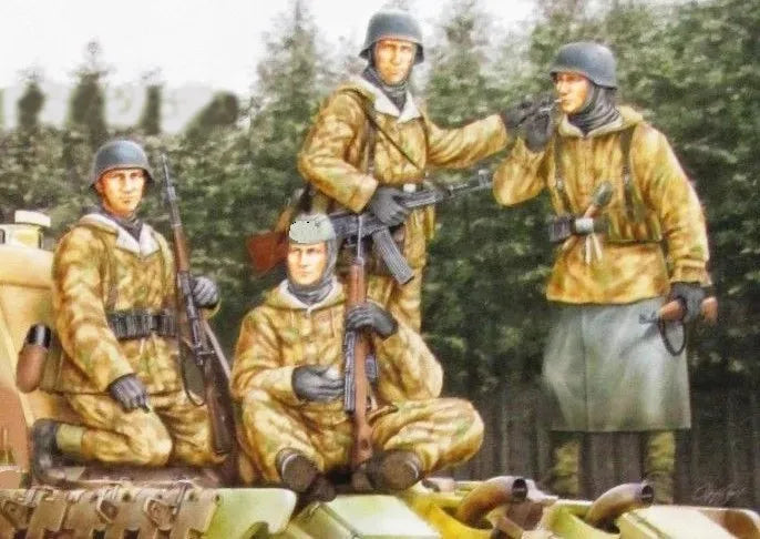 1/35 WWII Field Soldiers with Weapons, 4 Figures, Resin Model Figure Kit, Unassembled and Unpainted