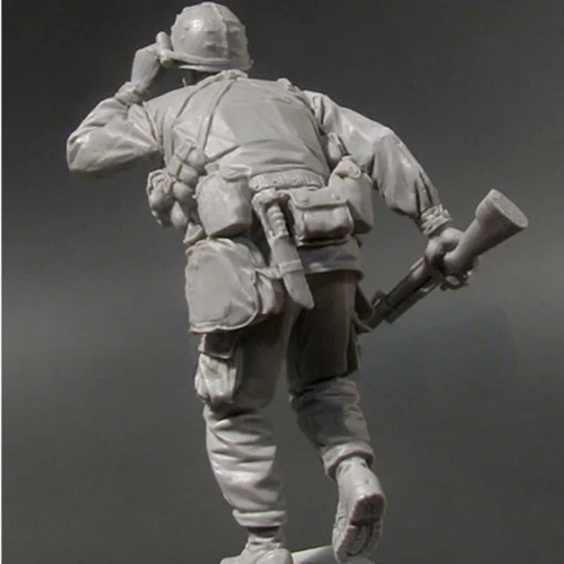 1/35 Vietnam War US Infantryman Charging, Resin Model Figure Kit, Unassembled and Unpainted
