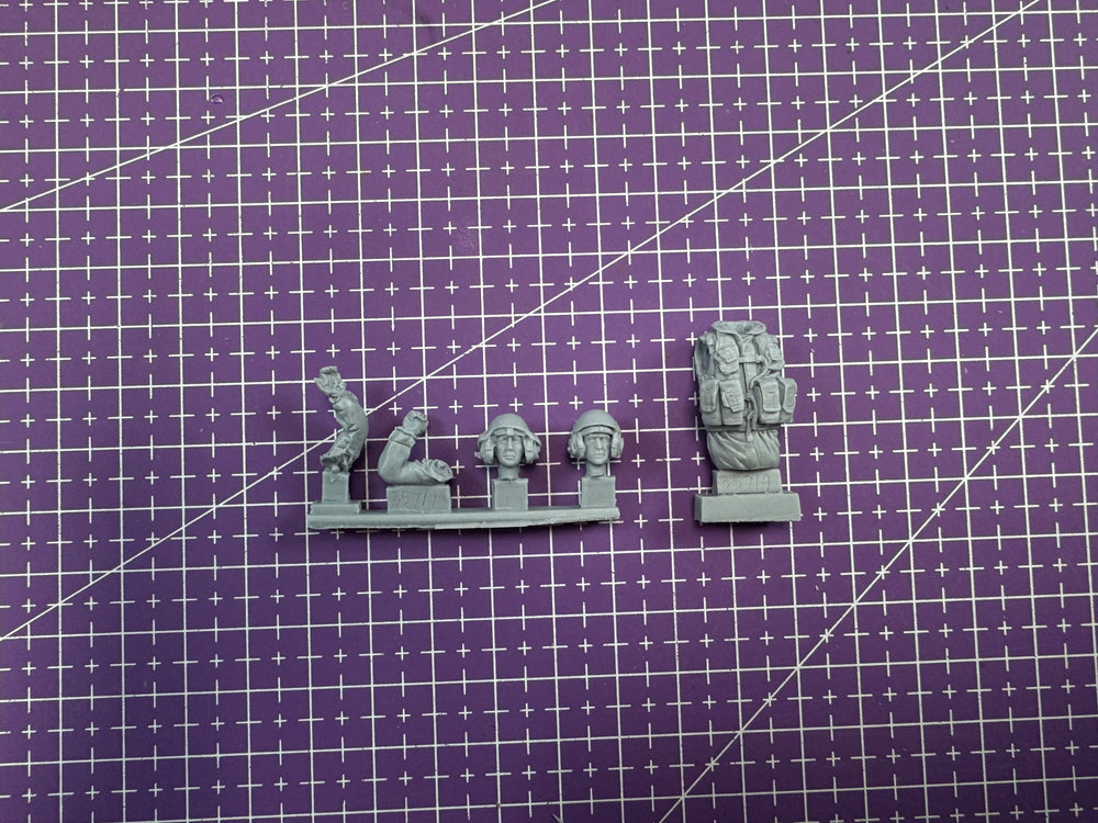 1/35 Modern Operator Adjusting Combat Optics, Resin Model Figure Kit, Unassembled and Unpainted