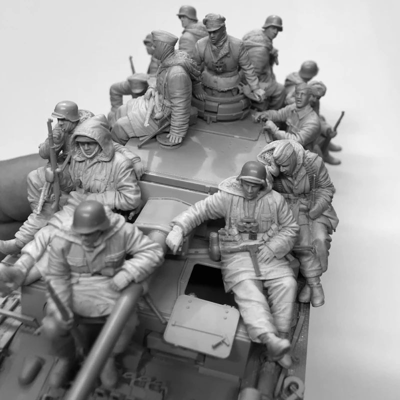 1/35 WWII Tank Crew & Infantry Soldiers, 35 Figures, Resin Model Figure Kit, Unassembled and Unpainted