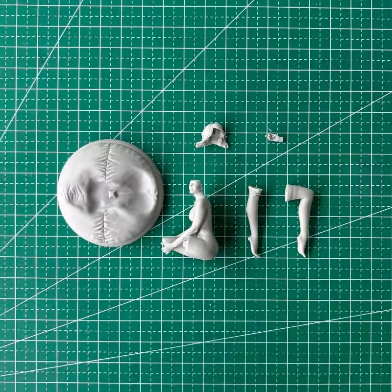 1/24 Classic Pin-up Reclining with Bat, Resin Model Figure Kit, Unassembled and Unpainted