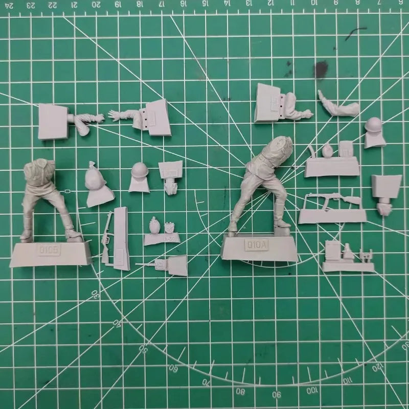 1/35 WWII Soviet Infantry Assault Squad, 2 Figures, Resin Model Figure Kit, Unassembled and Unpainted