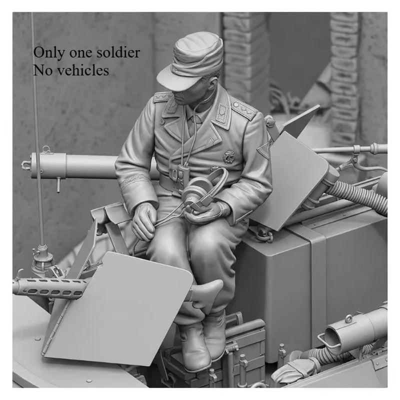 1/35 WWII German Panzer Commander in Coat, Resin Model Figure Kit, Unassembled and Unpainted