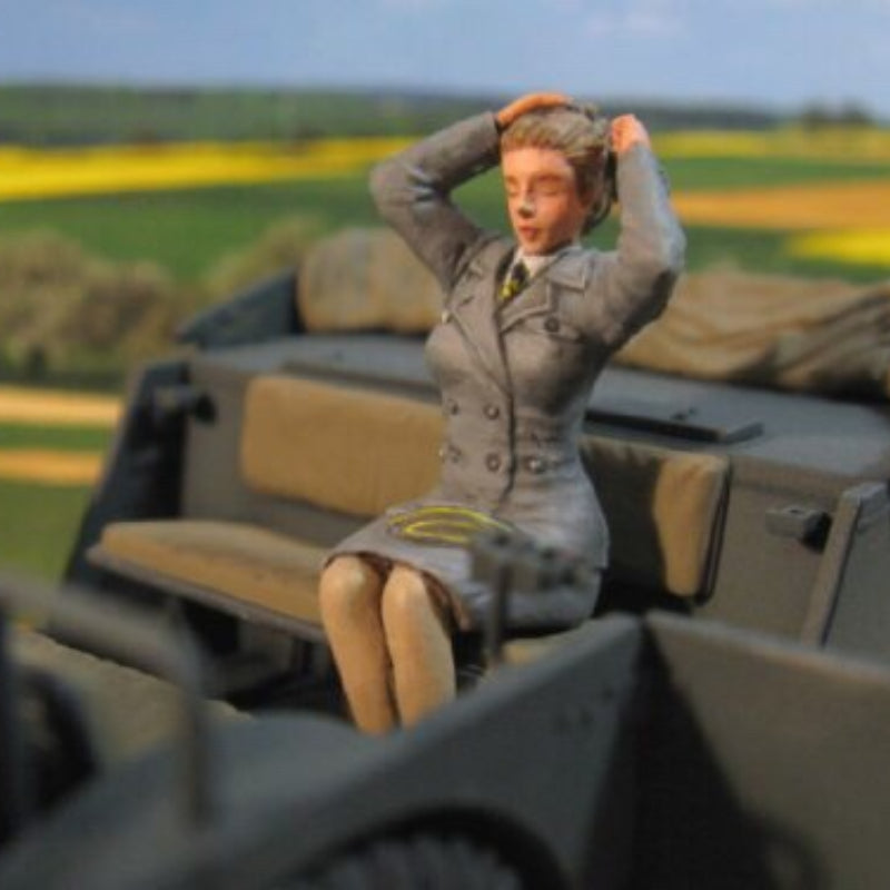 1/35 WWII German Support Staff, 8 Figures, Resin Model Figure Kit, Unassembled and Unpainted