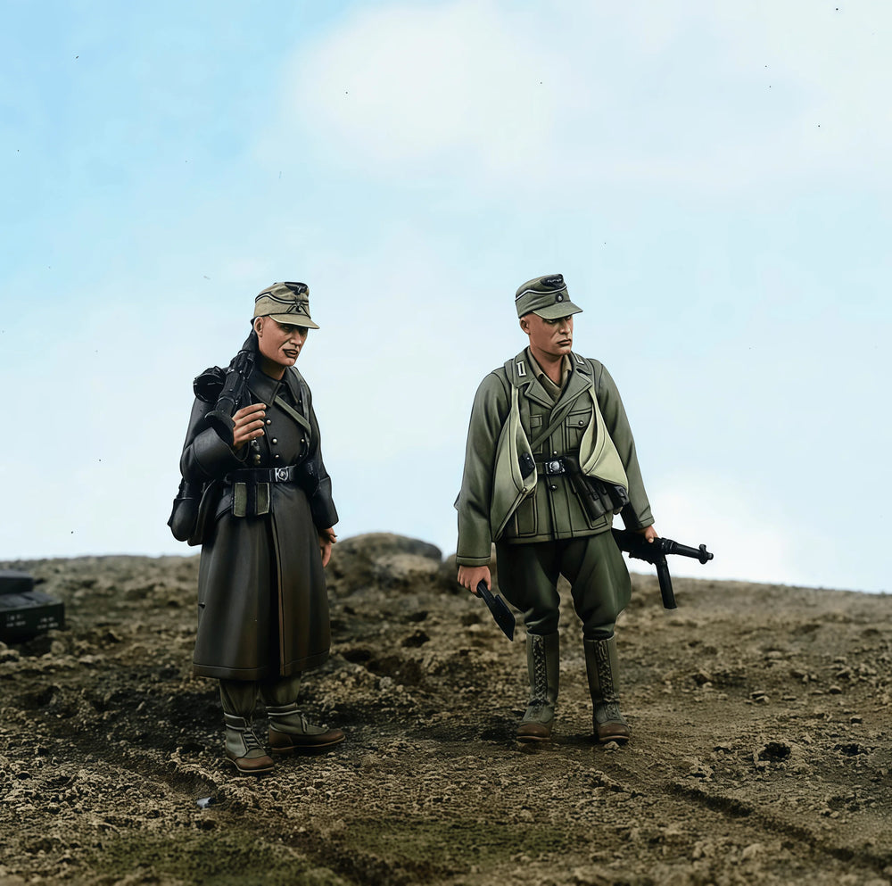 1/35 WWII Frontline Soldier, 2 Figures, Resin Model Figure Kit, Unassembled and Unpainted