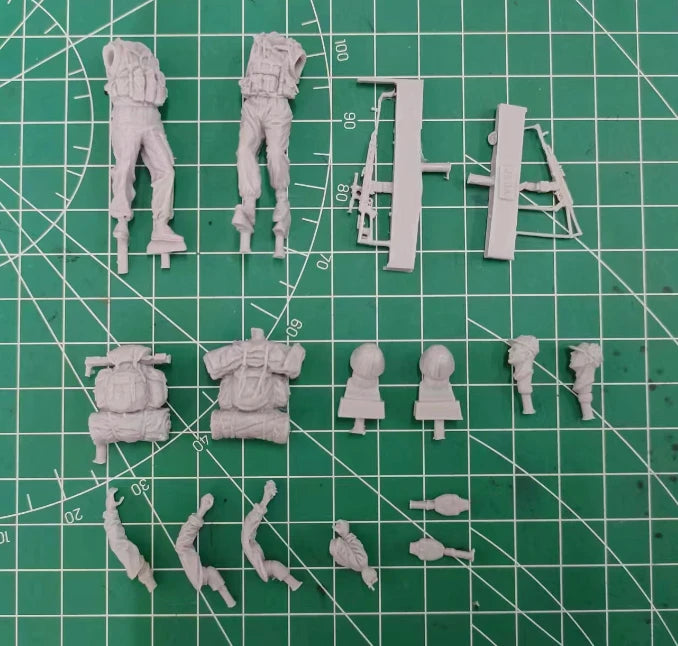 1/35 Modern Russian Military Scouts, 2 Figures, Resin Model Figure Kit, Unassembled and Unpainted
