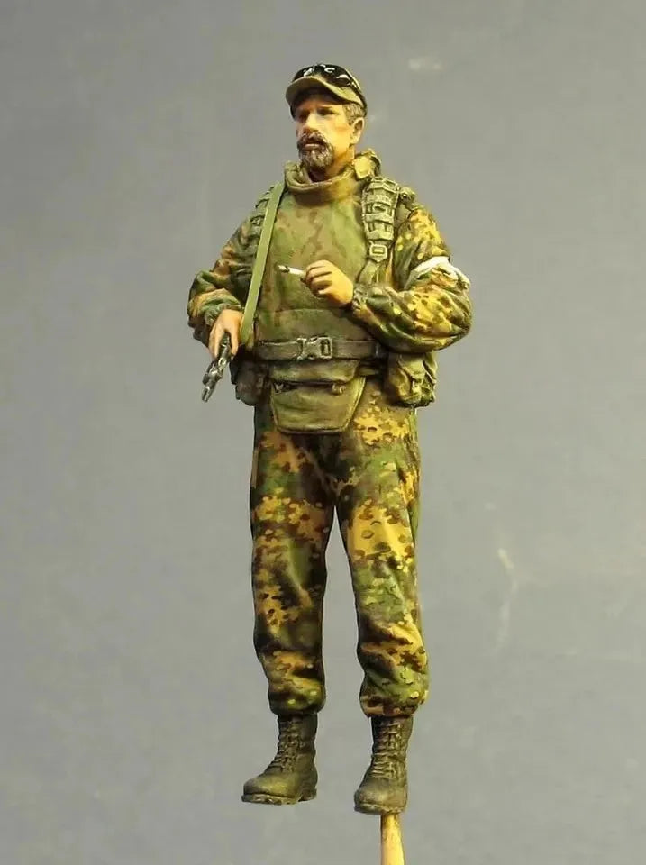 1/35 Modern Soldier in Digital Camouflage with Rifle, Resin Model Figure Kit, Unassembled and Unpainted