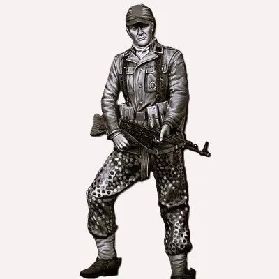 1/35 WWII German Panzer Crew in Black Jacket with Rifle, Resin Model Figure Kit, Unassembled and Unpainted