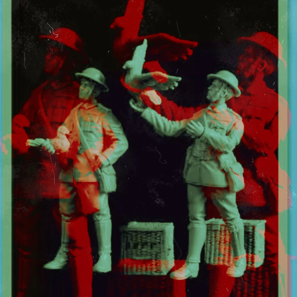 1/35 WWII British Soldiers with Pigeon, 2 Figures, Resin Model Figure Kit, Unassembled and Unpainted