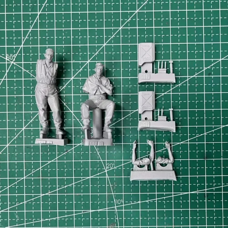 1/35 WWII Soldiers Barber Scene, 2 Figures, Resin Model Figure Kit, Unassembled and Unpainted