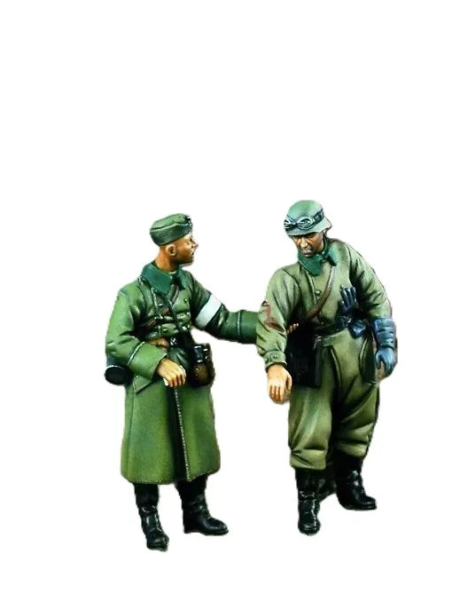 1/35 WWII German Officer Briefing Soldier, 2 Figures, Resin Model Figure Kit, Unassembled and Unpainted
