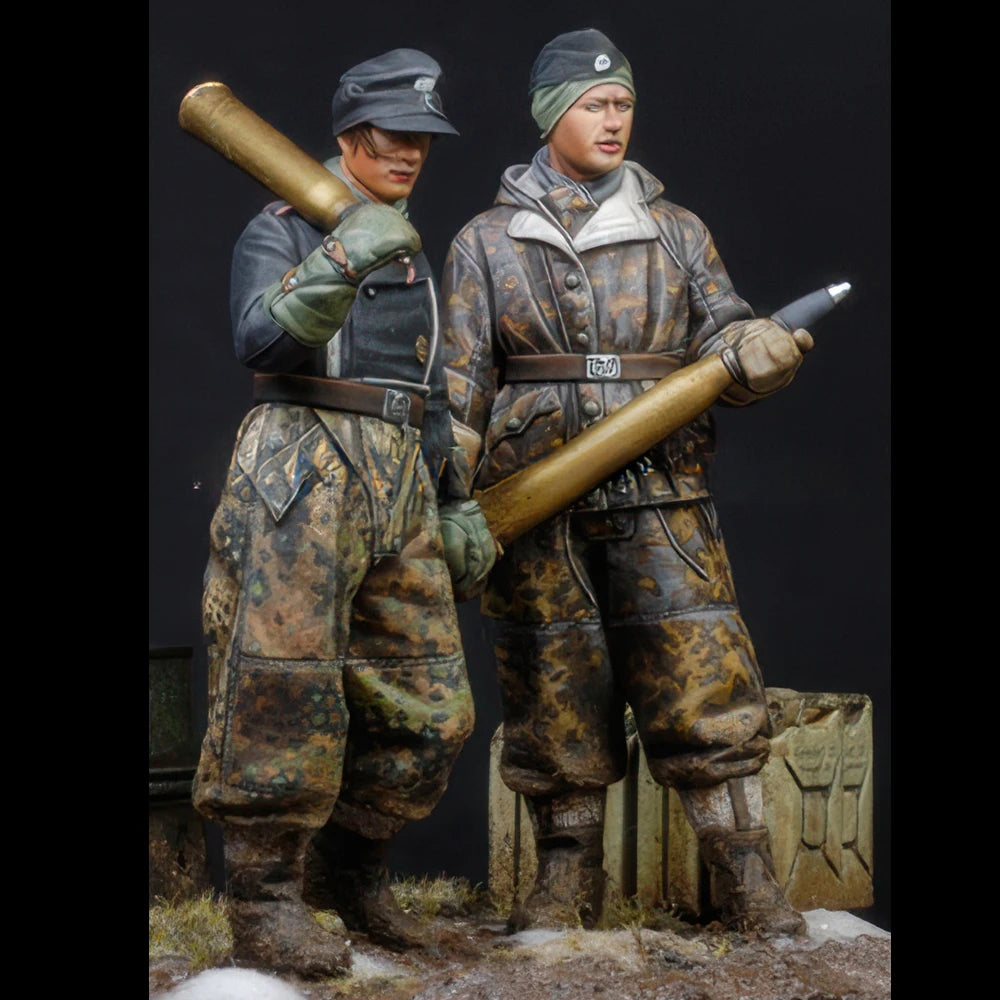 1/35 WWII German Artillery Crew with Ammunition, 2 Figures, Resin Model Figure Kit, Unassembled and Unpainted