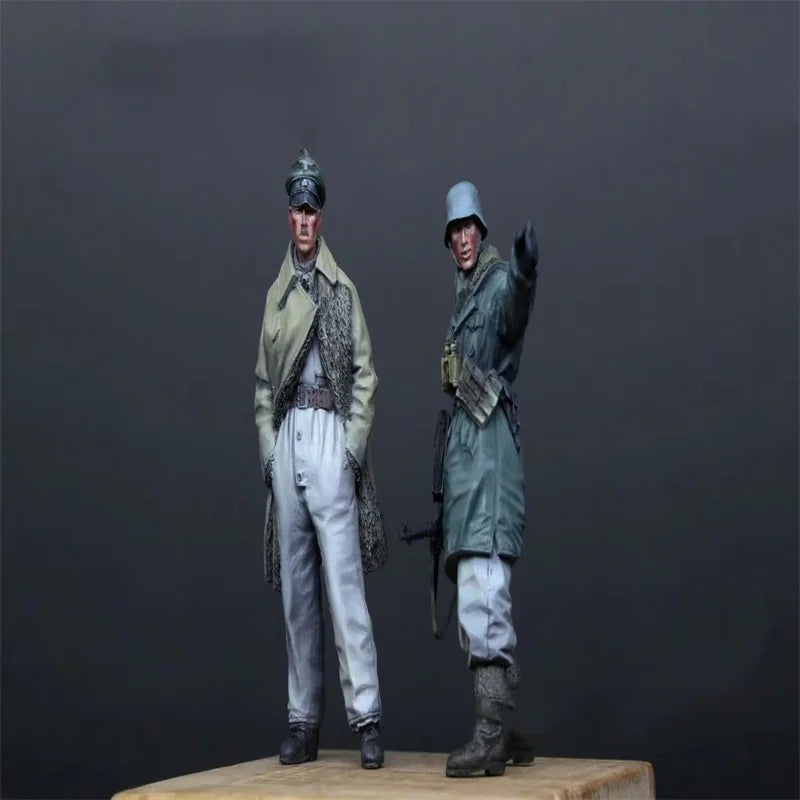 1/35 WWII German Officer in Dress and Field Soldier, 2 Figures, Resin Model Figure Kit, Unassembled and Unpainted
