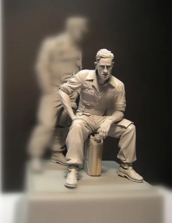 1/16 WWII American Soldier Seated on Stool, Resin Model Figure Kit, Unassembled and Unpainted