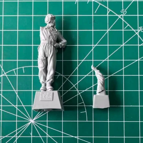 1/35 WWII Soviet Tank Crewman, Resin Model Figure Kit, Unassembled and Unpainted