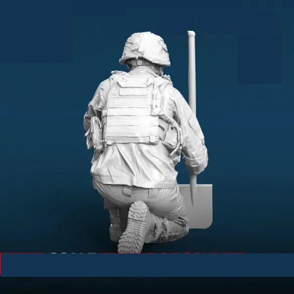 1/35 Modern Soldier Kneeling with Shovel, Resin Model Figure Kit, Unassembled and Unpainted