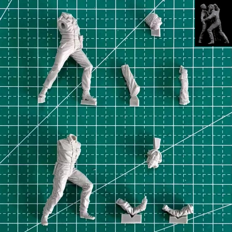 1/35 WWII Soviet & German Tank Crew, 2 Figures, Resin Model Figure Kit, Unassembled and Unpainted