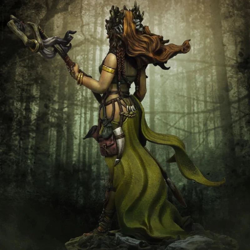 1/24 Crowned Sorceress with Magical Staff and Familiar, Resin Model Figure Kit, Fantasy Theme, Unassembled and Unpainted