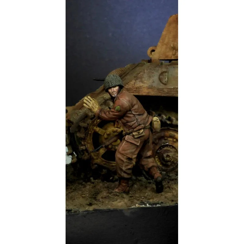 1/35 WWII US Tank Crew Servicing Engine, 2 Figures, Resin Model Figure Kit, Unassembled and Unpainted