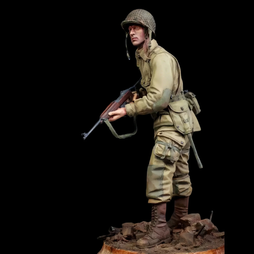 1/16 WWII US Infantryman with M1 Helmet and Rifle, Resin Model Figure Kit, Unassembled and Unpainted
