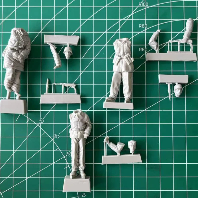 1/35 WWII Soviet Tank Crew and Infantry, 3 Figures, Resin Model Figure Kit, Unassembled and Unpainted