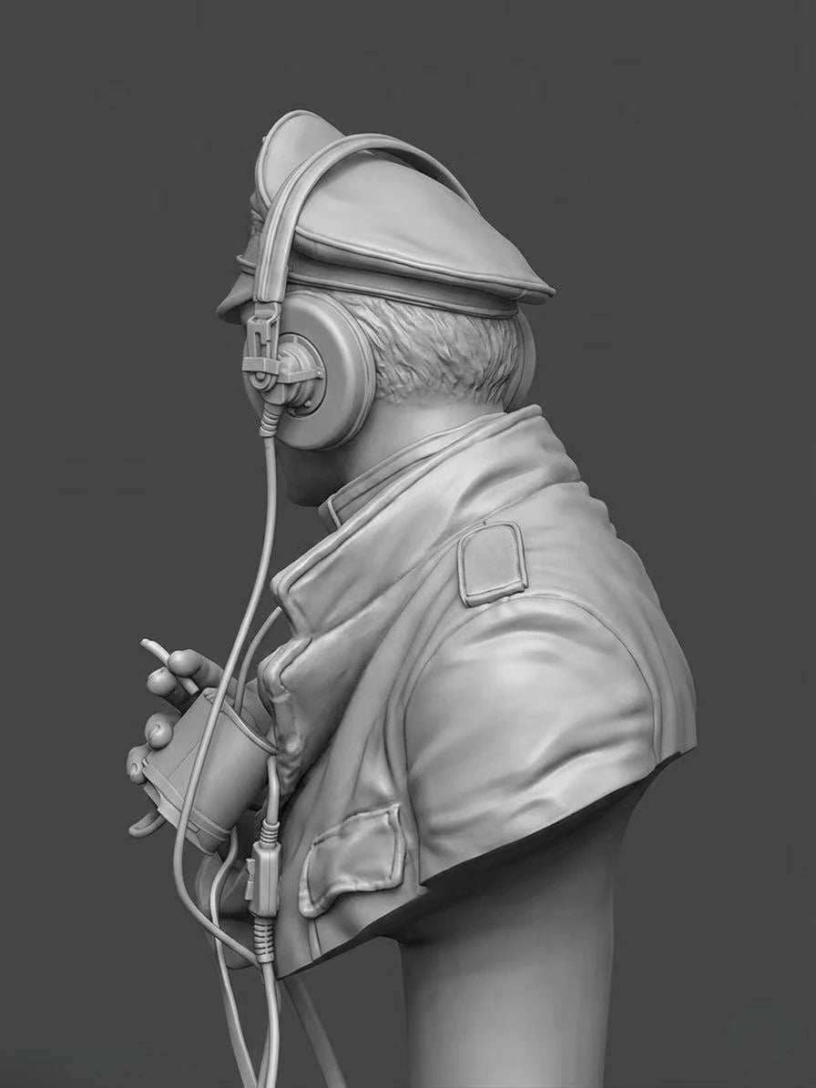 1/10 WWII German Tank Commander with Radio and Binoculars, Resin Model Bust Kit, Unassembled and Unpainted