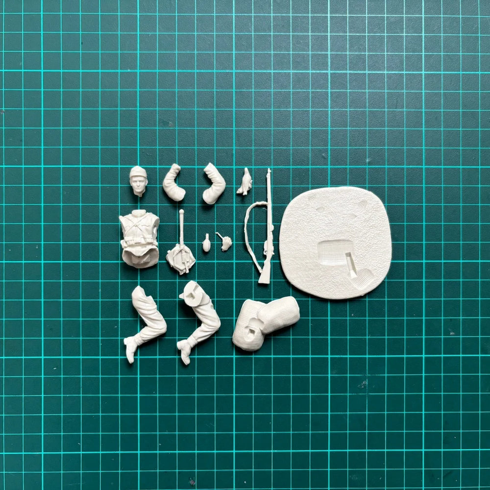 75mm WWII Infantry Messenger with Dove, 2 Figures, Resin Model Figure Kit, Unassembled and Unpainted