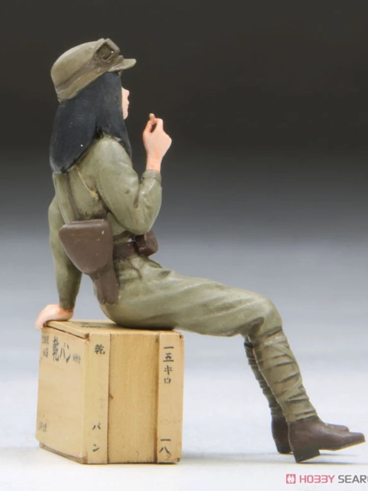 1/35 WWII Female Tank Crew, Resin Model Figure Kit, Unassembled and Unpainted
