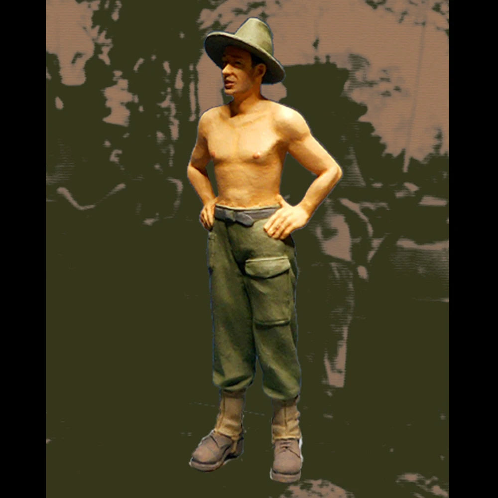 1/35 WWII Australian Tanker Shirtless in Slouch Hat, Resin Model Figure Kit, Unassembled and Unpainted