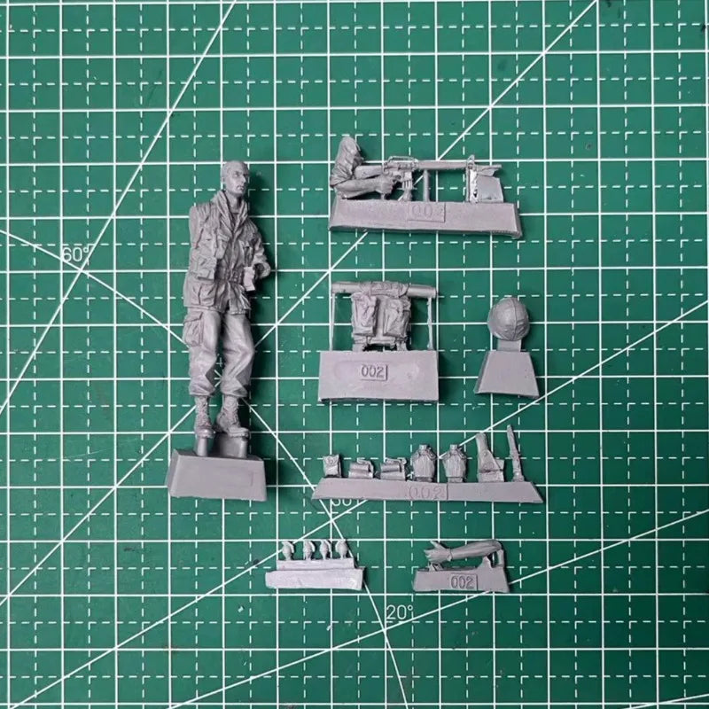 1/35 Vietnam War US Infantry Private with M16, Resin Model Figure Kit, Unassembled and Unpainted