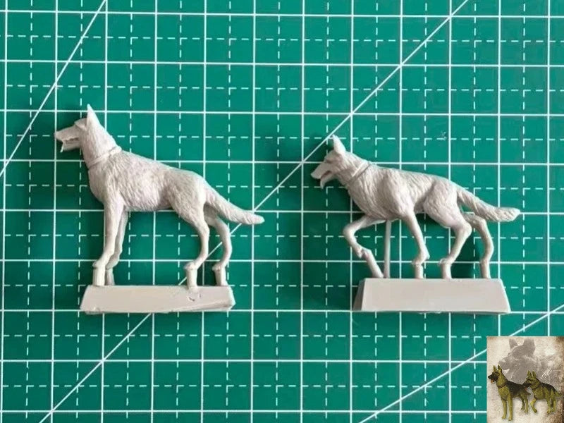 1/35 Guard Dogs with Doghouse, 2 Figures, Resin Model Diorama Kit, Wildlife Theme, Unassembled and Unpainted
