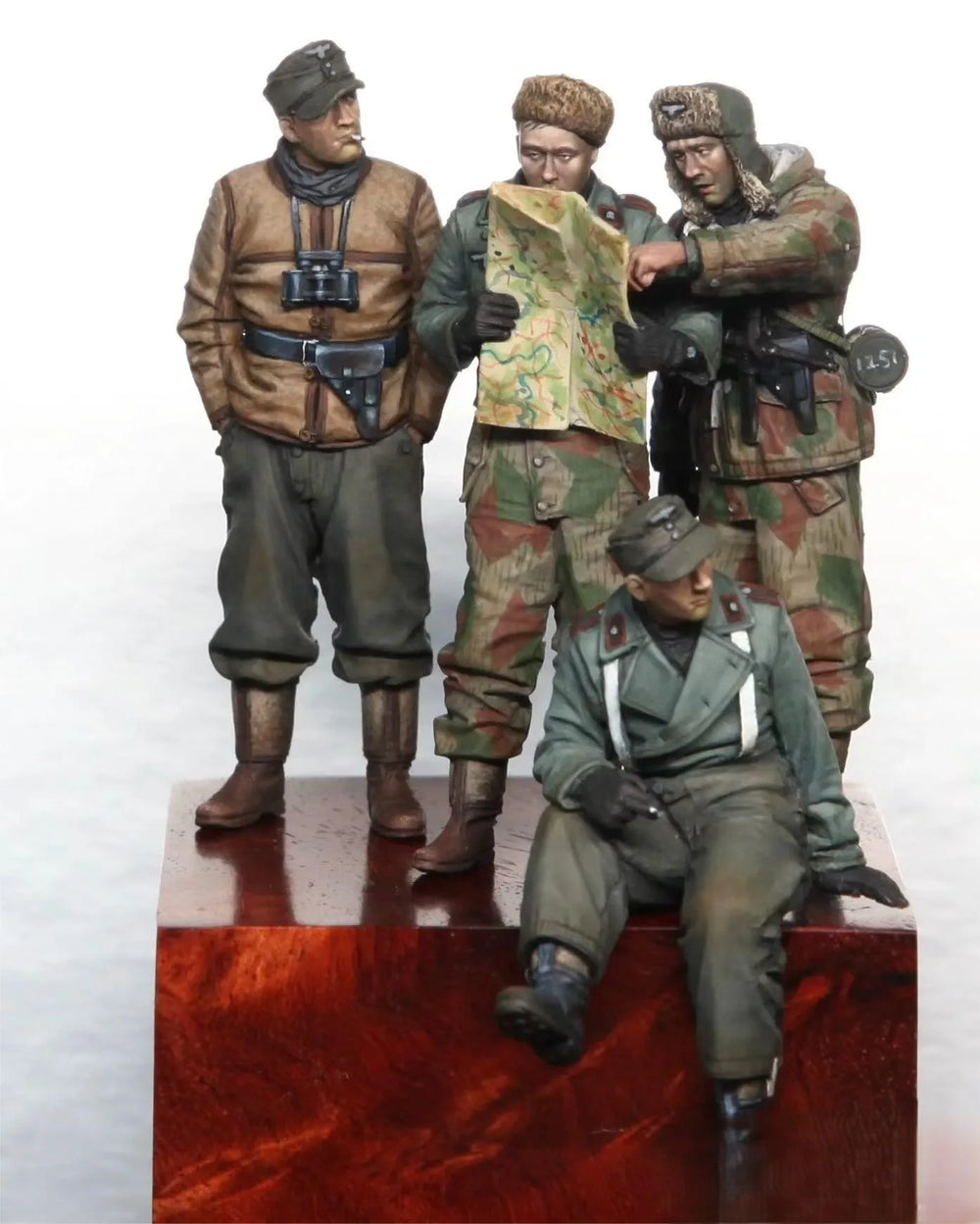 1/35 WWII German Officers Discussing Operations, 4 Figures, Resin Model Figure Kit, Unassembled and Unpainted