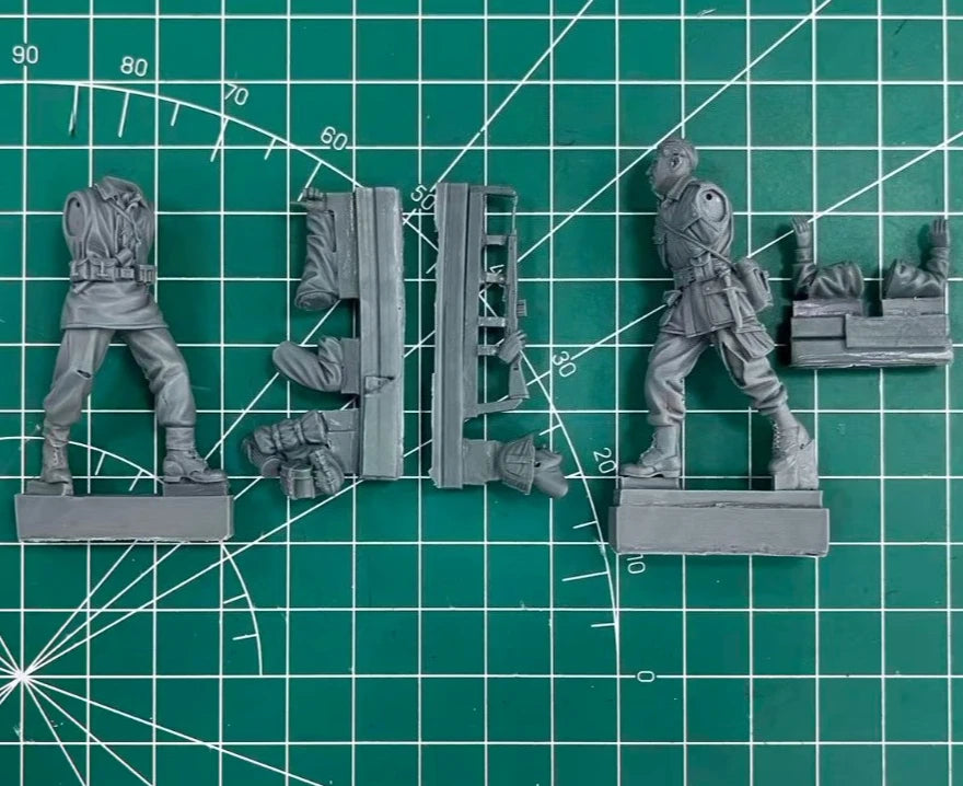 1/35 WWII Soviet Infantry Assault Squad, 2 Figures, Resin Model Figure Kit, Unassembled and Unpainted