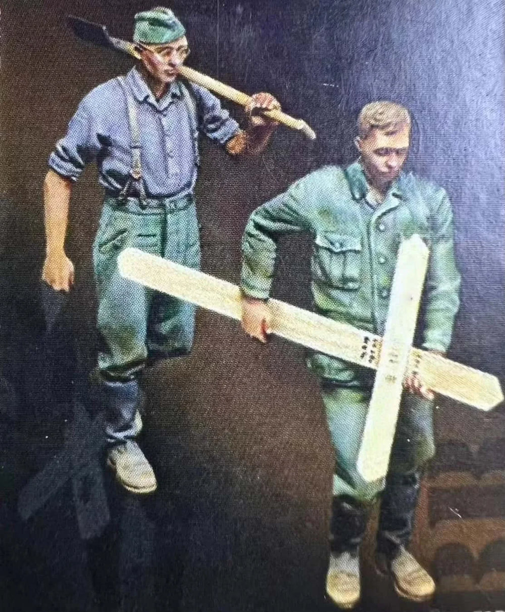 1/35 WWII American Memorial, 2 Figures, Resin Model Figure Kit, Unassembled and Unpainted