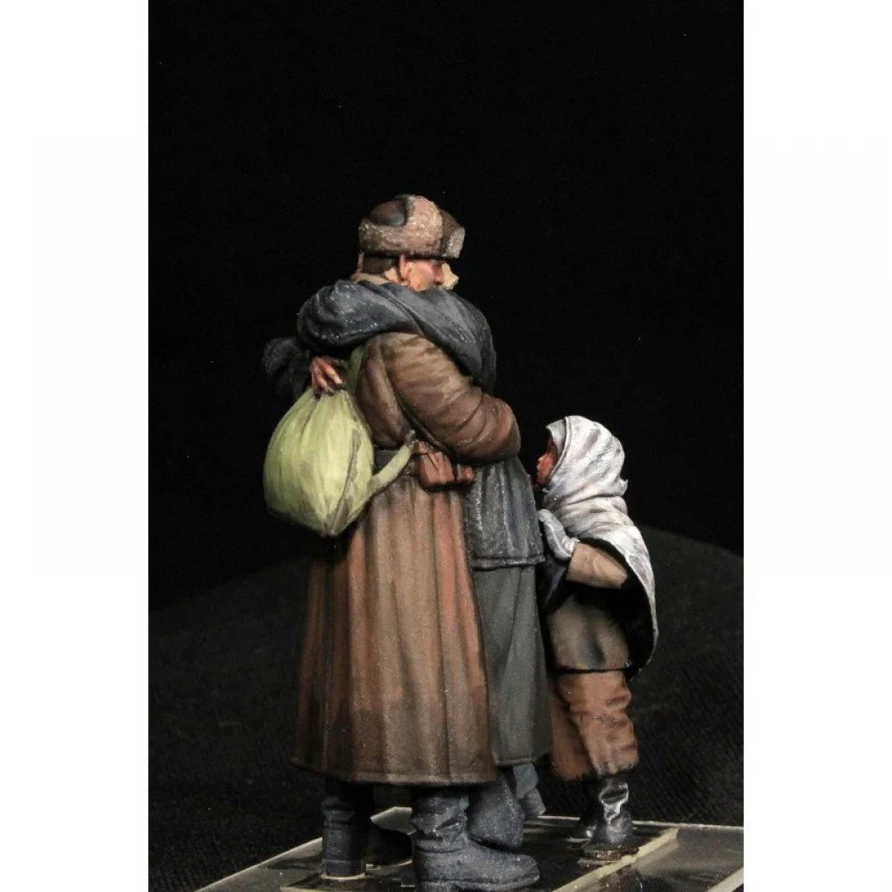 1/35 Cold War Soviet Reunion, 3 Figures, Resin Model Figure Kit, Unassembled and Unpainted
