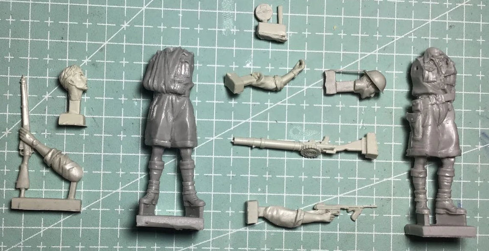 1/35 WWI British Women in Long Coats, 2 Figures, Resin Model Figure Kit, Unassembled and Unpainted