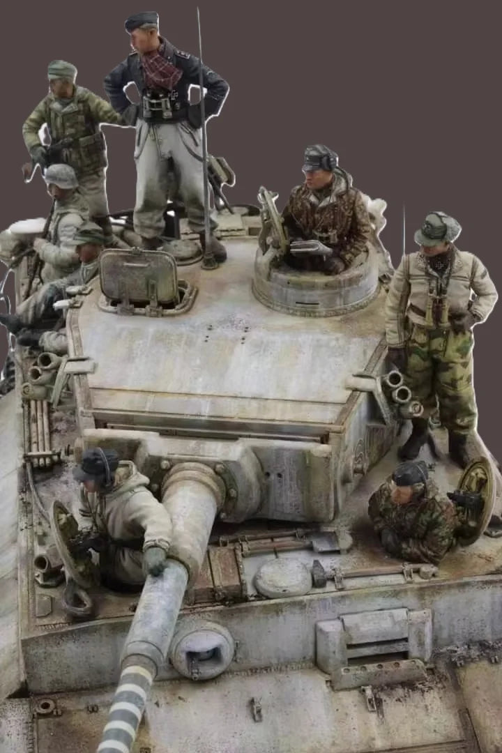 1/35 WWII German Panzer Crew with Commander and Observer, 8 Figures, Resin Model Figure Kit, Unassembled and Unpainted