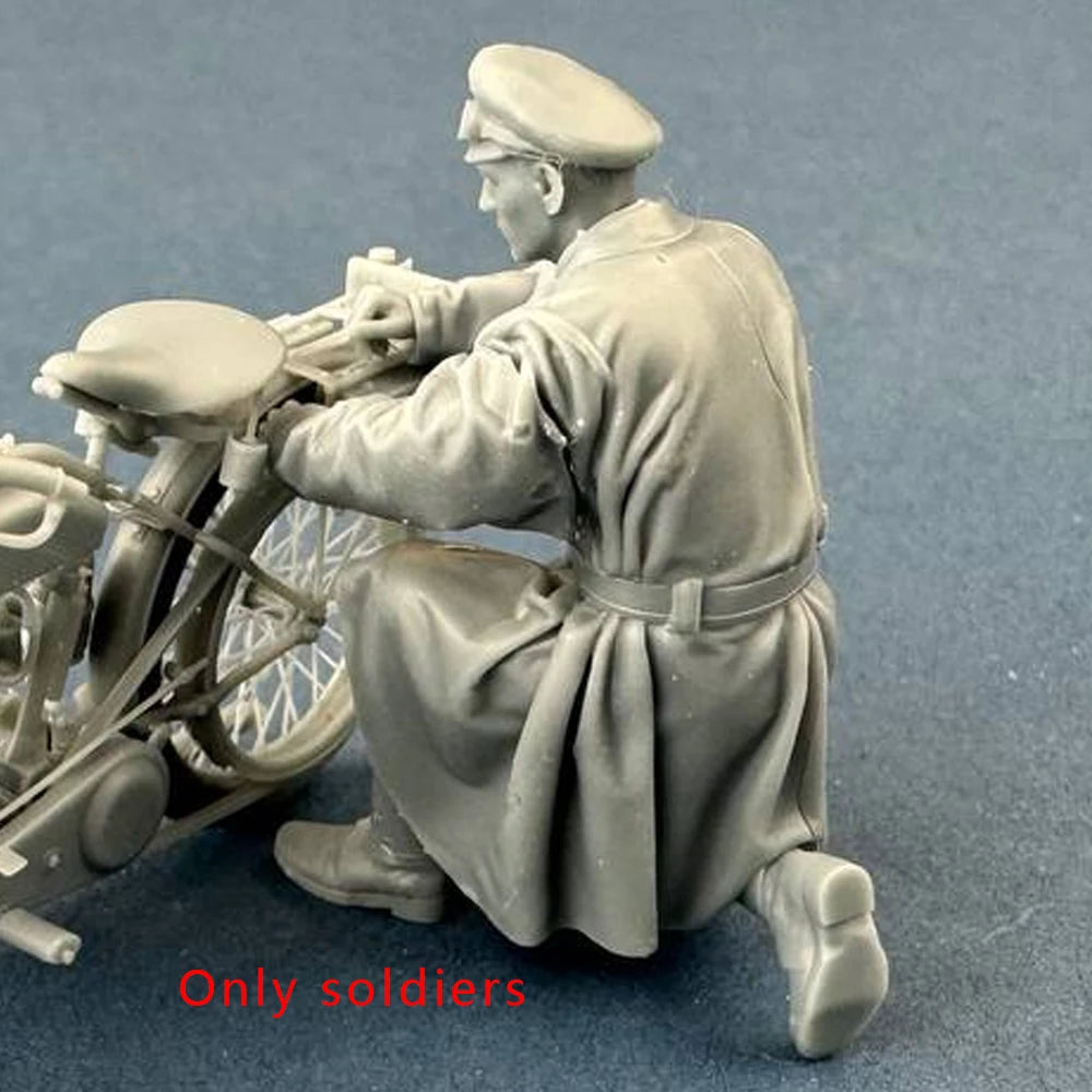 1/35 WWI British Soldier Kneeling at Motorcycle, Resin Model Figure Kit, Unassembled and Unpainted