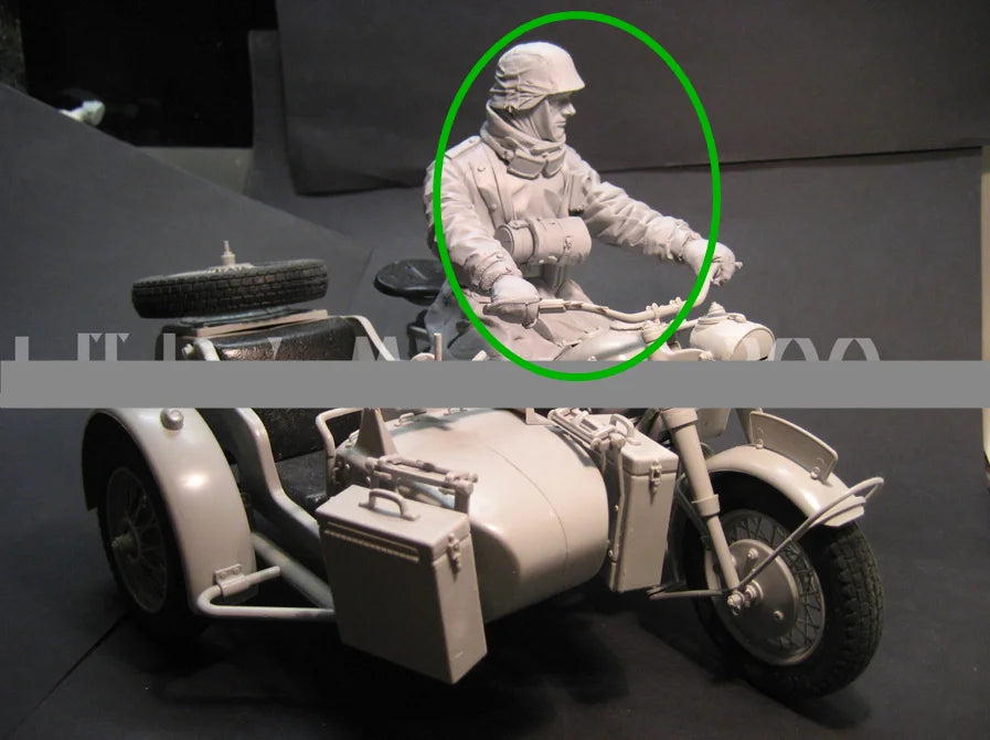 1/9 WWII German Soldier with Motorcycle, Resin Model Figure Kit, Unassembled and Unpainted
