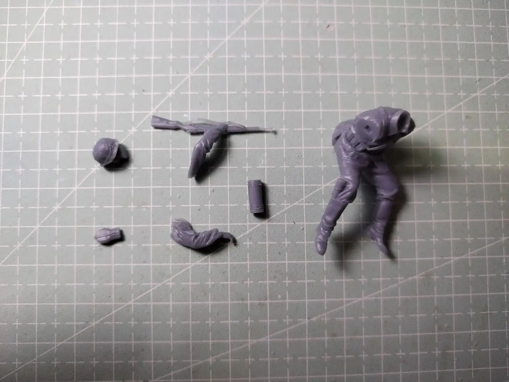 1/35 WWII German Infantry Soldier Lunging Forward, Resin Model Figure Kit, Unassembled and Unpainted