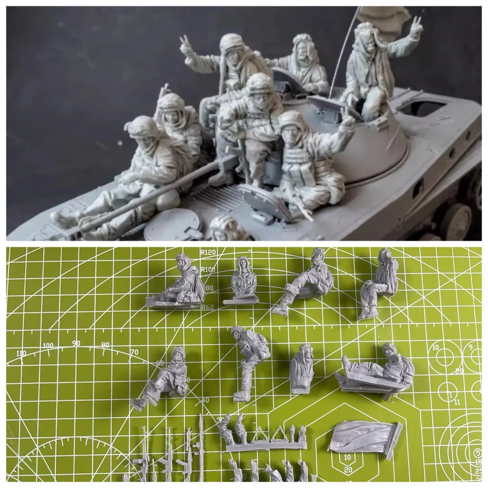 1/35 WWII German Tank Crew with Signal Flag, 8 Figures, Resin Model Figure Kit, Unassembled and Unpainted