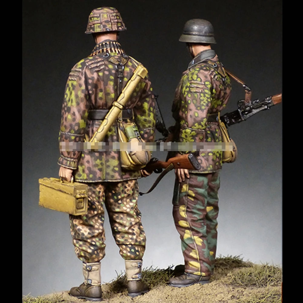 1/35 WWII German Wehrmacht Riflemen, 2 Figures, Resin Model Figure Kit, Unassembled and Unpainted