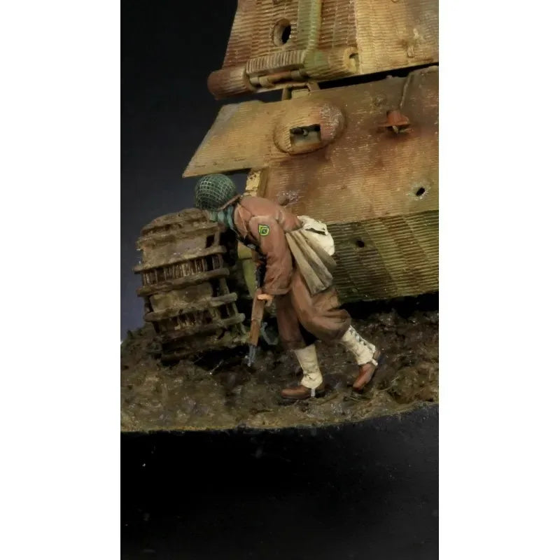 1/35 WWII US Infantryman Leaning on Tank, Resin Model Figure Kit, Unassembled and Unpainted
